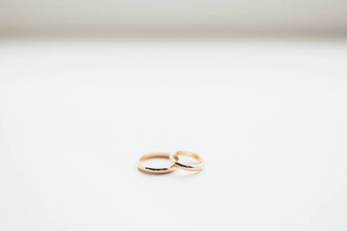 Güzel bir arka planda altın alyanslar. Gelin ve damadı bir araya getiren bir düğün. Bay ve Bayan genç aile mutlu bir gün. Aşk ve sonsuza dek birlikte. Aşk hikayesi