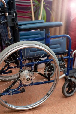 Odada tekerlekli sandalye var. Hastane koğuşu Sırt yaralanması. Engelli araba kazası, hasta bakımı