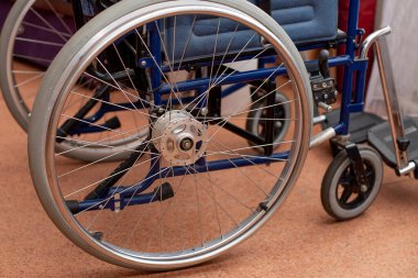 Odada tekerlekli sandalye var. Hastane koğuşu Sırt yaralanması. Engelli araba kazası, hasta bakımı