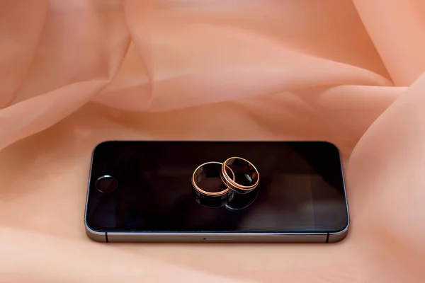 Wedding Gold Rings Phone Got Married Engagement Fees Bride Groom — Stock Photo, Image