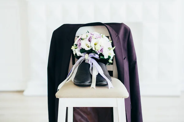 Αμοιβές Γαμπρός Σακάκι Ένα Μπουκέτο Παπούτσια Γάμος Μόλις Παντρεύτηκε Νεαρή — Φωτογραφία Αρχείου