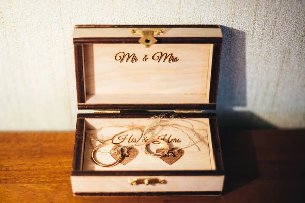结婚戒指装在盒子里 新娘和新郎的婚礼 在桌子上 先生和夫人年轻的家庭快乐的一天 永远在一起 — 图库照片