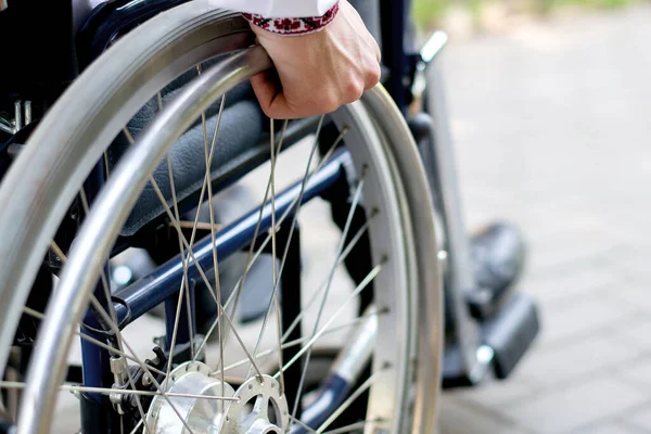 Uomo Disabile Una Sedia Rotelle Dettagli Natura Passeggino Malattia Lesione — Foto Stock