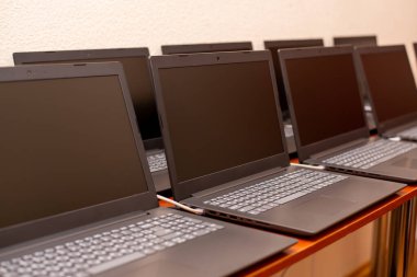 Masada bir sürü dizüstü bilgisayar var. Bilgisayar sergisi gösterisi. Teknoloji. İnternet ağı ofis işi. yeni aygıtlar