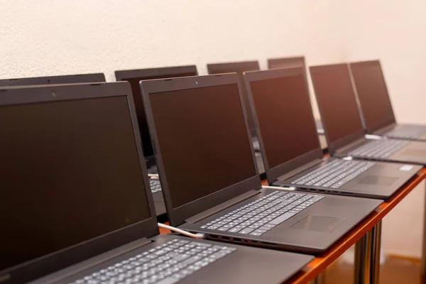 Viele Laptops Liegen Auf Dem Tisch Vorführung Einer Computerausstellung Ist — Stockfoto