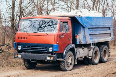Çöp kamyonu sahaya çıktı. Büyük araba taşrası yolu