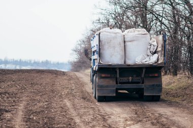 Çöp kamyonu sahaya çıktı. Büyük araba taşrası yolu