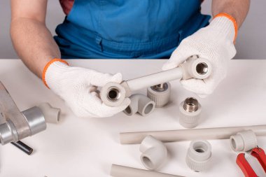 Isıtma ya da tesisat kurulumu üzerinde çalış. Erkek tesisatçı plastik boru tesisat tesisatı kuruyor.