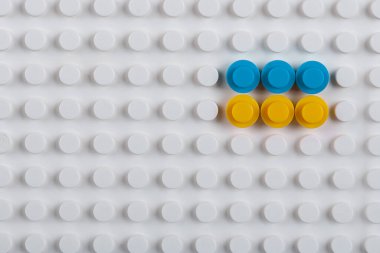 Beyaz arka planda Lego 'dan Ukrayna bayrağı. Kiev Avrupa. Ukrayna ile ilgili haber veya metin için kavram boş
