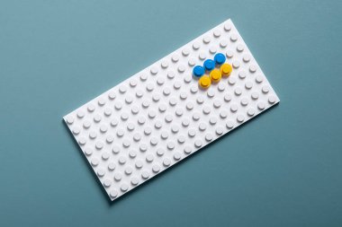 Mavi arka planda Lego 'dan Ukrayna bayrağı. Kiev Avrupa. Ukrayna ile ilgili haber veya metin için kavram boş