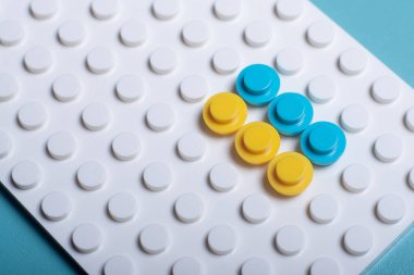 Mavi arka planda Lego 'dan Ukrayna bayrağı. Kiev Avrupa. Çocuk kavramı ülkenin geleceğidir. Ukrayna ile ilgili haberleri ya da devleti yeniden kuracağız.