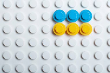 Beyaz arka planda Lego 'dan Ukrayna bayrağı. Kiev Avrupa. Çocuk kavramı ülkenin geleceğidir. Ukrayna ile ilgili haberleri ya da devleti yeniden kuracağız.