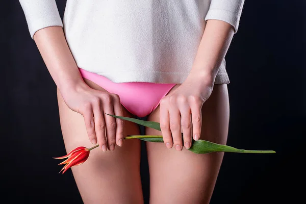 Mädchenbeine Sexy Rosa Dessous Mit Einer Blume Auf Schwarzem Hintergrund — Stockfoto