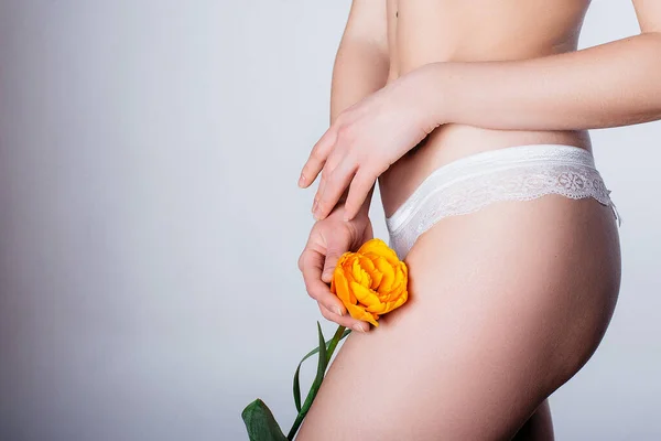 Chica Lencería Sexy Blanca Con Una Flor Amarilla Sobre Fondo — Foto de Stock