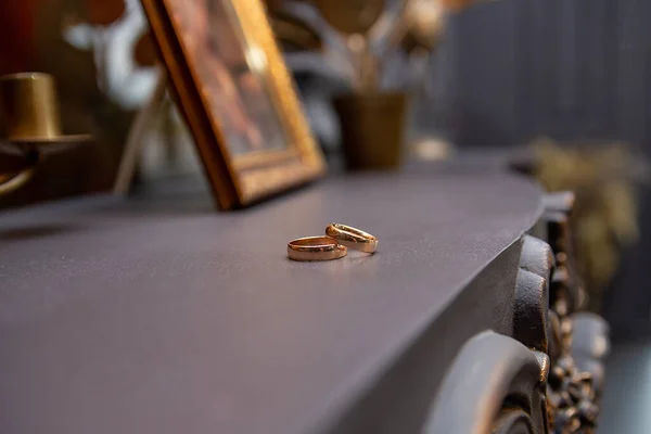 架子上有结婚戒指 新娘和新郎的早晨 结婚彩礼 — 图库照片