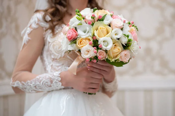 Mani Una Sposa Ragazza Con Mazzo Fiori Rose Close — Foto Stock