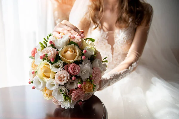 Hands Bride Girl Bouquet Flowers Roses Close — Fotografia de Stock