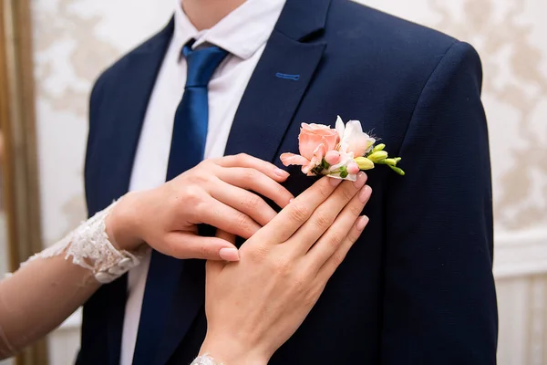 Руки Молодоженов Букетом Крупным Планом День Свадьбы Костюм Жениха Невесты — стоковое фото