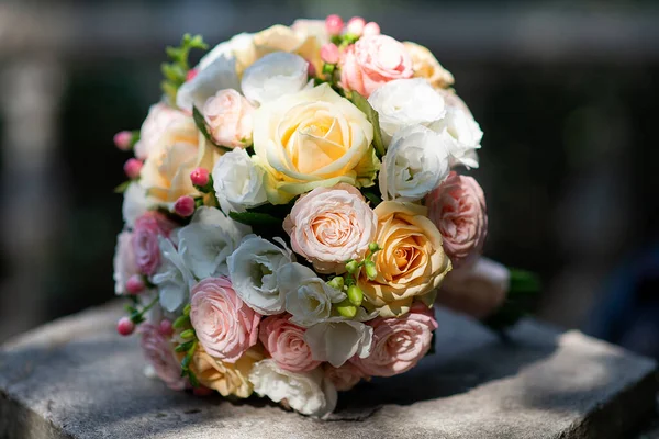 Ένα Γαμήλιο Μπουκέτο Από Ροζ Και Λευκά Τριαντάφυλλα Βρίσκεται Μια — Φωτογραφία Αρχείου