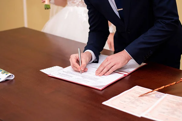 Newlyweds Put Painting Ceremony Document Solemn Hall Hand Pen Letterhead — Stock Photo, Image