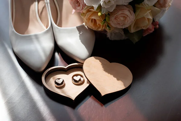 Bride Shoes Bouquet Wedding Rings Preparations Ceremony Newlywed — Fotografia de Stock