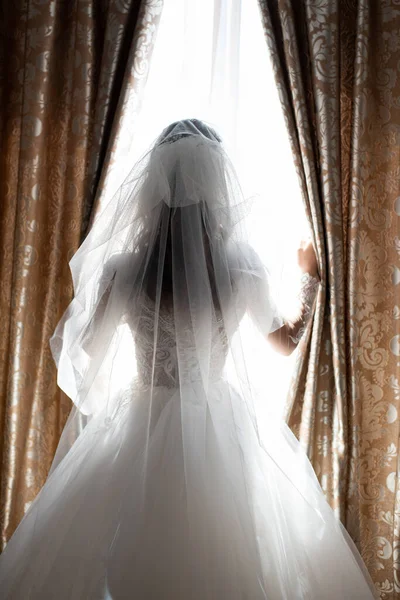 Невеста Платье Возле Штор Sunlight Window Morning — стоковое фото