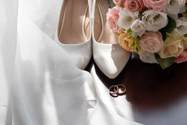 Bride Shoes Bouquet Wedding Rings Preparations Ceremony Newlywed — Fotografia de Stock