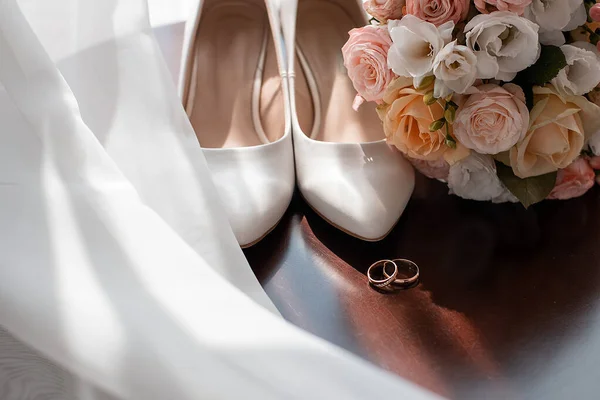 Bride Shoes Bouquet Wedding Rings Preparations Ceremony Newlywed — Fotografia de Stock