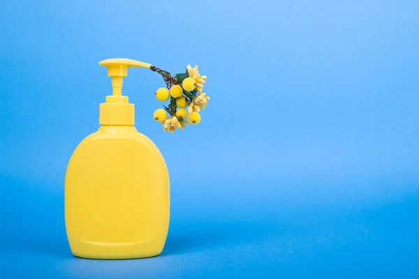 Antiseptikum Aus Dem Blumen Herausfliegen Kreative Idee Der Desinfektion Schutz — Stockfoto