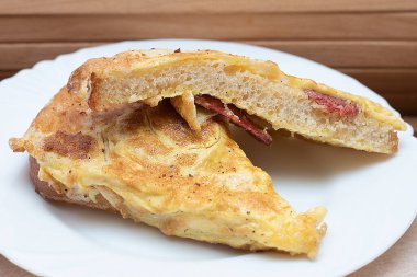 Sıcak sandviç ekmeği ve sosis. öğle yemeği ya da kahvaltı