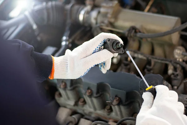 Repair Hood Car Gloved Hands Screwdriver Auto Mechanic Wor — Stockfoto