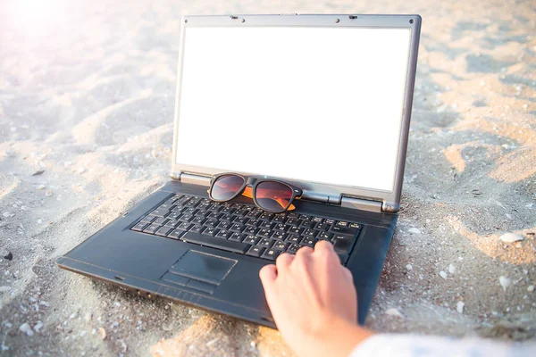 Laptop Beach Sand Glasses Sun Rest Relaxation — Stock Photo, Image