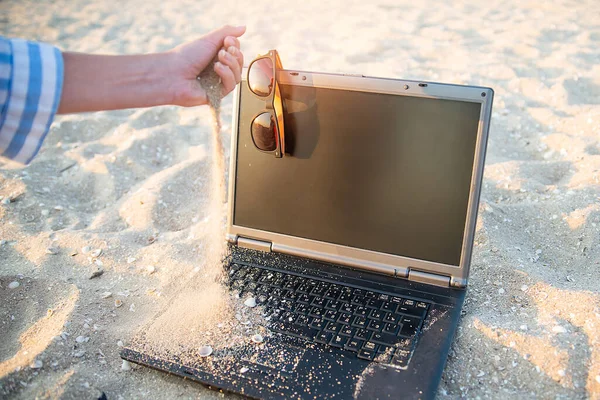 Εργασίες Laptop Στην Παραλία Στην Άμμο Γυαλιά Ενάντια Στον Ήλιο — Φωτογραφία Αρχείου