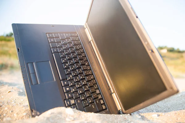 Kumsalda kumda dizüstü bilgisayar işi. Dinlenme ve rahatlama.