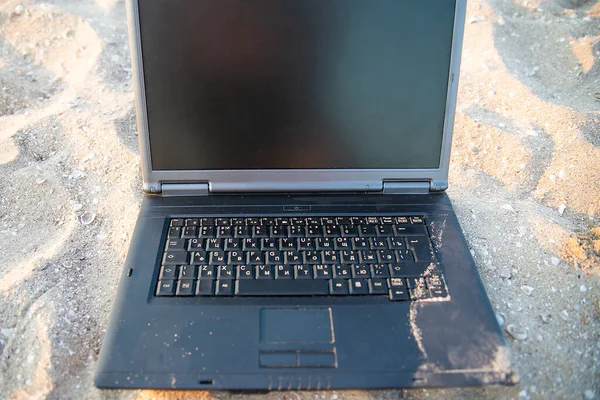 Laptop Trabalho Praia Areia Descanso Relaxamento Pelo — Fotografia de Stock