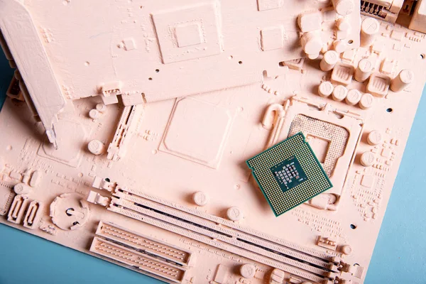 Het Moederbord Beschilderd Met Beige Verf Microprocessor Een Blauwe Achtergrond — Stockfoto