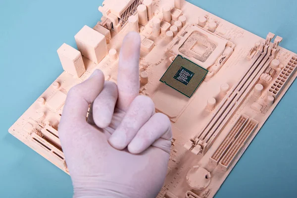 Motherboard Painted Beige Paint Hand Holds Microprocessor Blue Background Concept — ストック写真