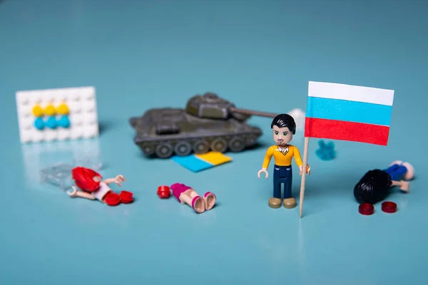 煙の中のウクライナの旗と青い背景のタンクを持つレゴの男 コンセプト愛国者国ロシアとウクライナ — ストック写真