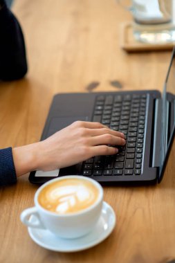 Kahve fincanında el izi var.. 