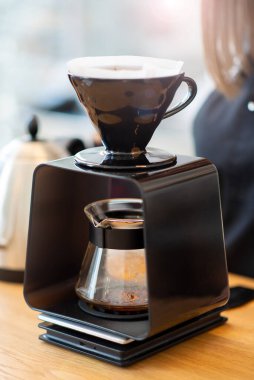 Kahve makinası kafede kahve yapar.. 