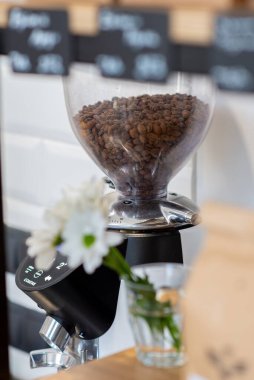 Kahve makinası kafede kahve yapar.. 