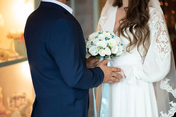 Mãos Noiva Noivo Fundo Buquê Close Casamento Dos Recém Casados — Fotografia de Stock