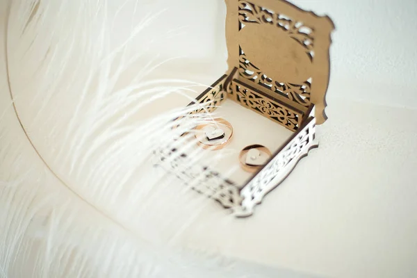 Ξύλινο Κουτί Γάμου Για Χρυσά Δαχτυλίδια Διακόσμηση Διακοπών Λευκό Νιόπαντροι — Φωτογραφία Αρχείου