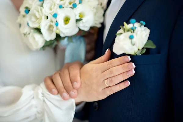 Gelin Damadın Elleri Bir Buketin Arka Planında Yakın Planda Düğün — Stok fotoğraf