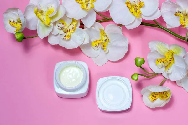 Glas Sahne Auf Rosa Hintergrund Mit Orchideenblüten Konzept Werbung Creme — Stockfoto