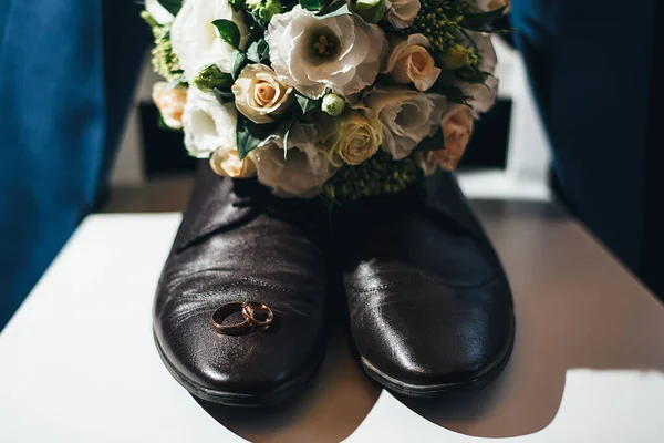 Чорне Взуття Нареченого Букет Білих Квітів Золотих Кілець Молодят Білому — стокове фото