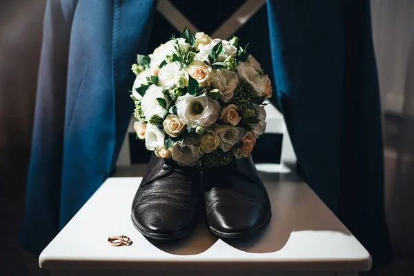 Μαύρα Παπούτσια Του Γαμπρού Ένα Μπουκέτο Λευκά Λουλούδια Και Χρυσά — Φωτογραφία Αρχείου