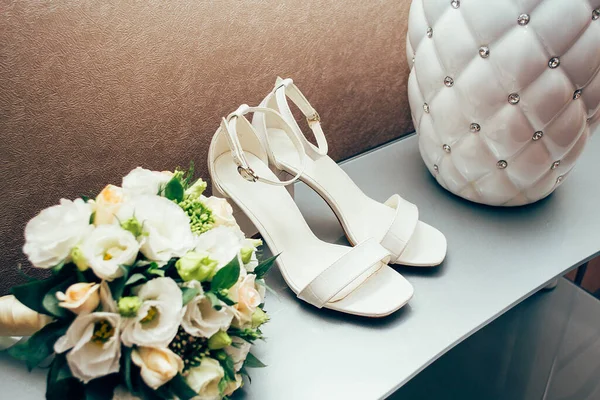 Sapatos Casamento Brancos Das Mulheres Uma Prateleira Com Buquê Flores — Fotografia de Stock