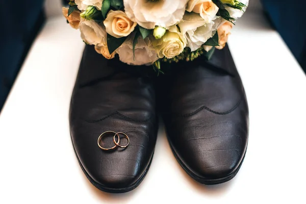 Sapatos Pretos Masculinos Buquê Flores Brancas Anéis Dourados Dos Recém — Fotografia de Stock