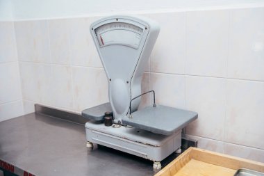 Eski ok pulları, fayansların arka planına karşı masanın üzerinde durur